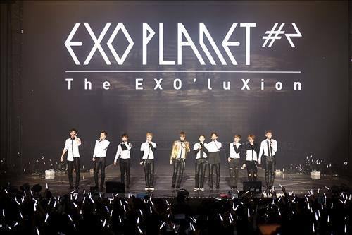 EXO biểu diễn