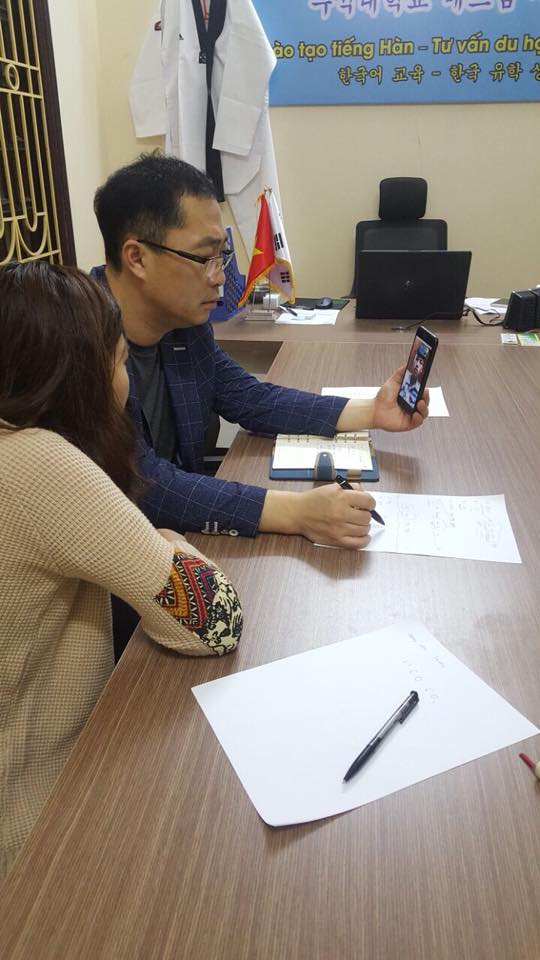 Đại diện trường đại học Woosuk về phỏng vấn visa thẳng tại trung tâm