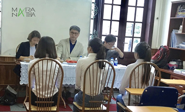 giáo sư trường đại học Woosuk phỏng vấn tuyển sinh trực tiếp tại trung tâm giáo sư trường đại học Woosuk phỏng vấn tuyển sinh trực tiếp tại trung tâm
