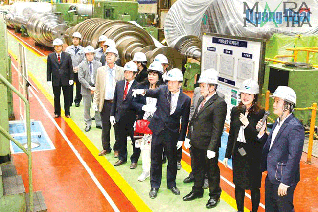 Hình-ảnh-du-khách-đến-thăm-nhà-máy-công-nghiệp-nặng-Doosan