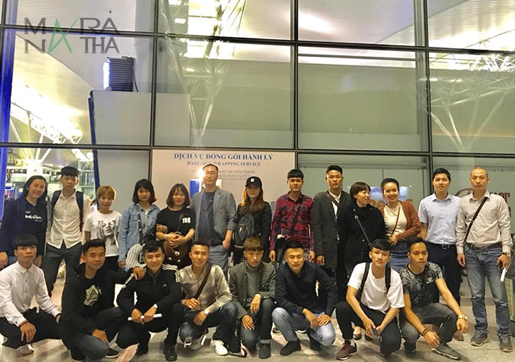 Giáo sư trường đại học Woosuk trực tiếp đón các học viên của công ty tại Sân Bay Giáo sư trường đại học Woosuk trực tiếp đón các học viên của công ty tại Sân Bay