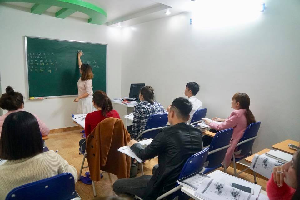 Hình ảnh lớp tiếng Hàn ca sáng