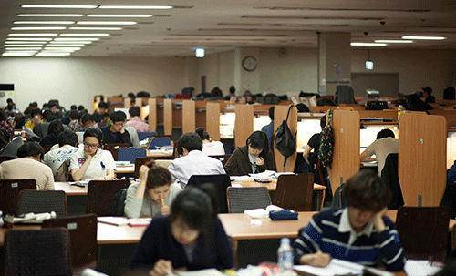 sinh viên Hàn Quốc học tập trong thư viện